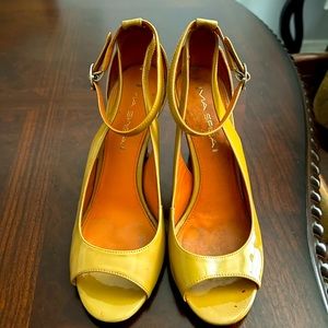 Via Spiga parent tan open toe Sz: 6.5